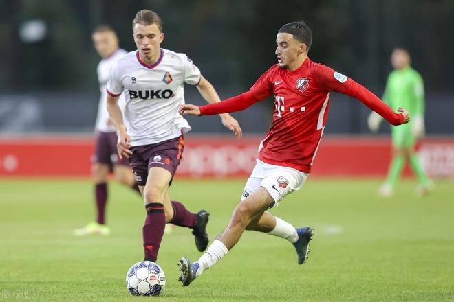 右后卫甚至 右后卫甚至