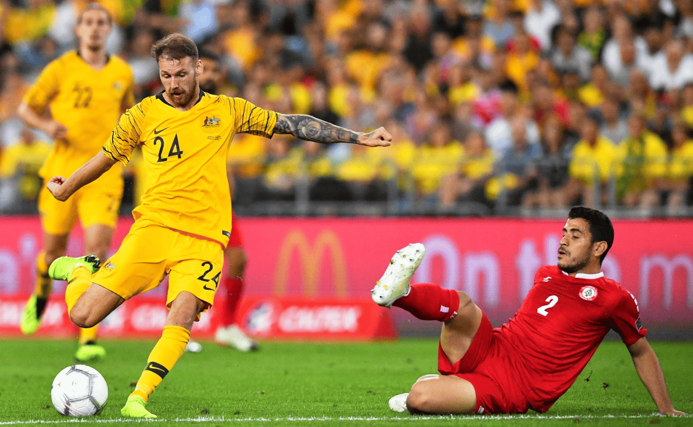 米切尔回防时踩到对手脚！受伤后一度返回更衣室 本场比赛有望回归